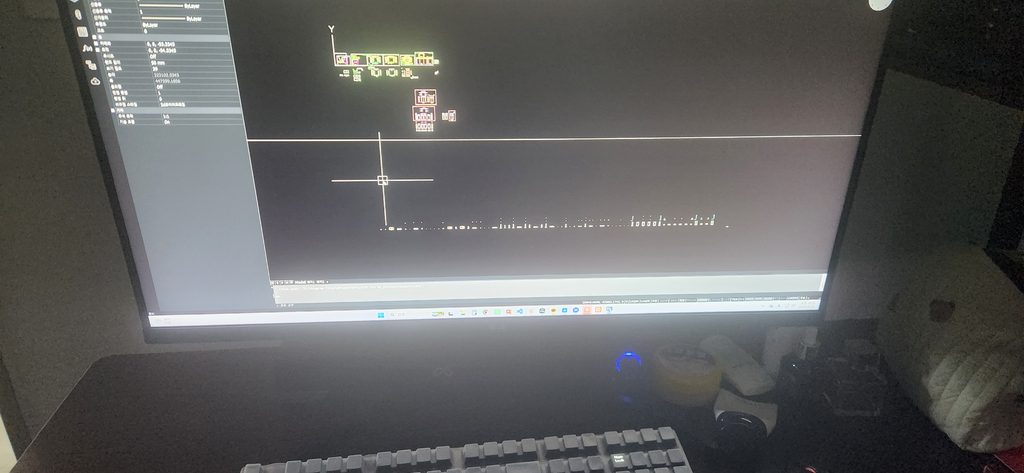 집 모니터에 문라이트로 띄운 사무실 PC의 CAD 도면 화면